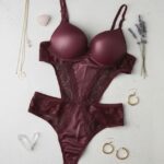 deri model body suit